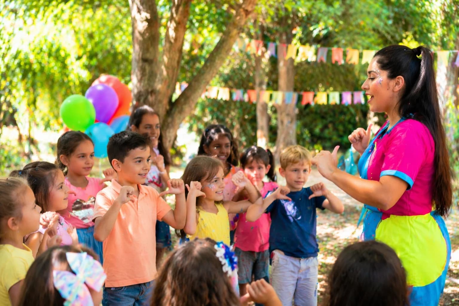 Animador a conduzir uma atividade de grupo numa festa infantil em Mafra