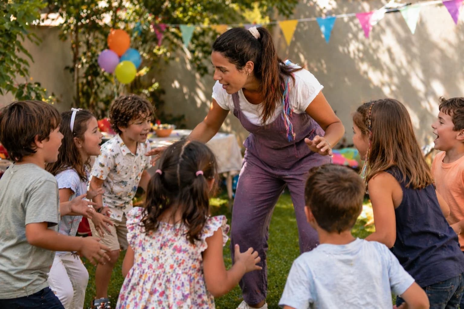 Animador a conduzir jogo de grupo em festa infantil na Moita
