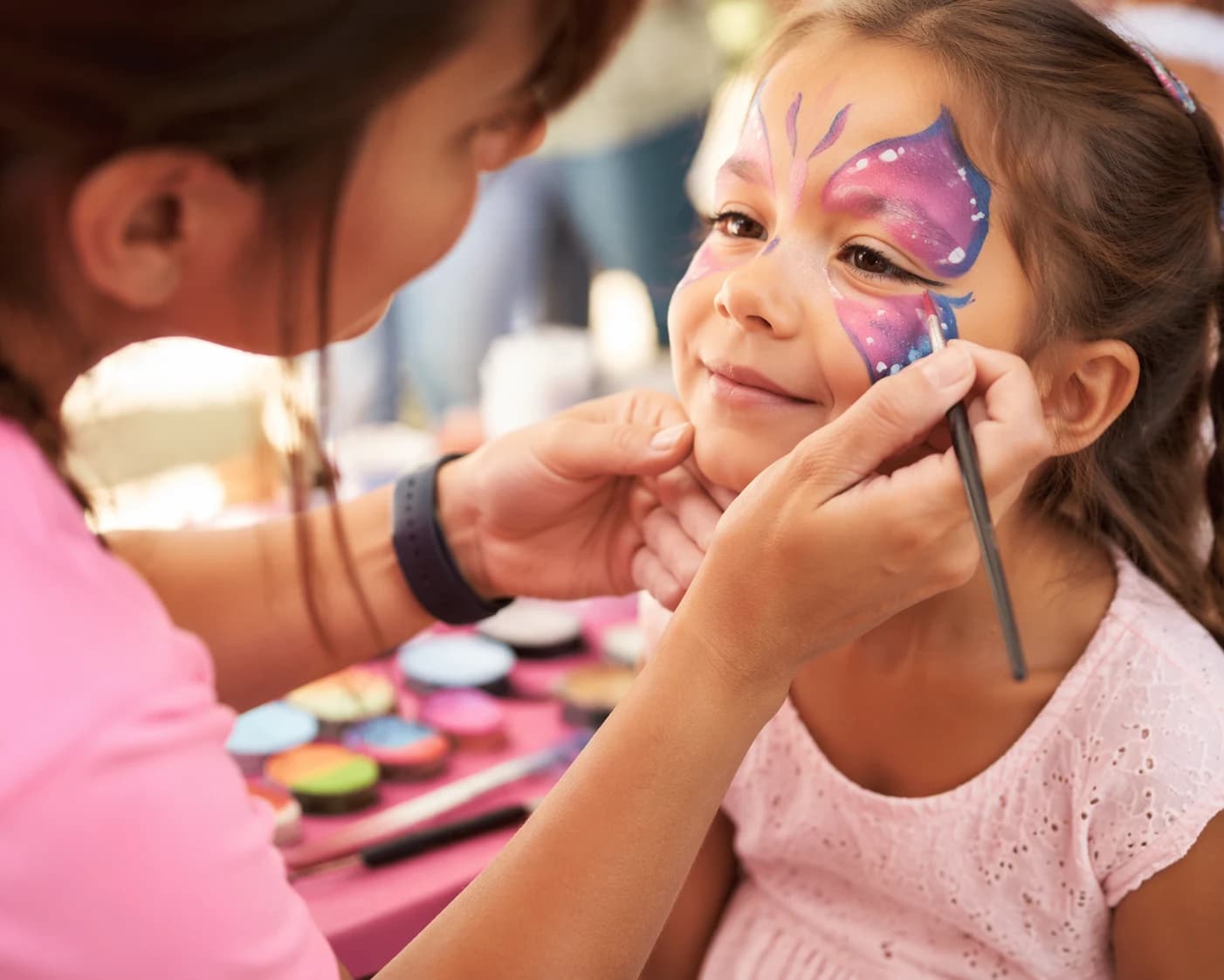 Criança a receber pinturas faciais numa festa infantil na Amadora