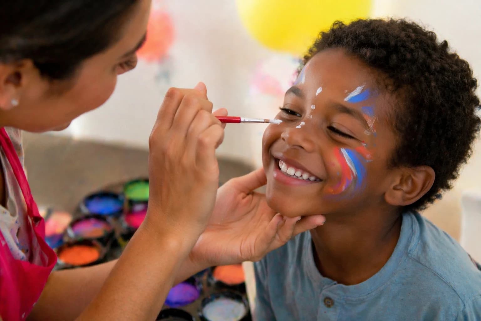 Criança a receber pinturas faciais numa festa infantil em Loures