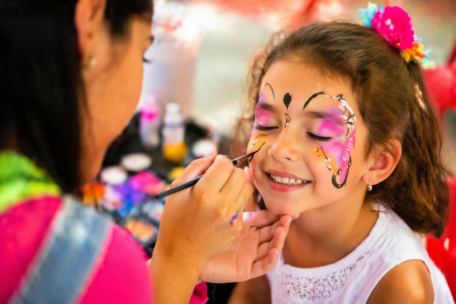 Criança a receber pinturas faciais numa festa infantil em Mafra
