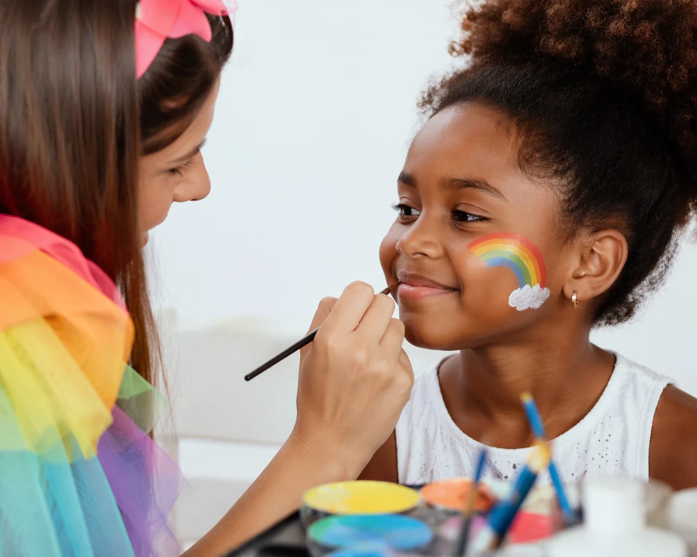 Criança a receber pinturas faciais numa festa infantil no Montijo