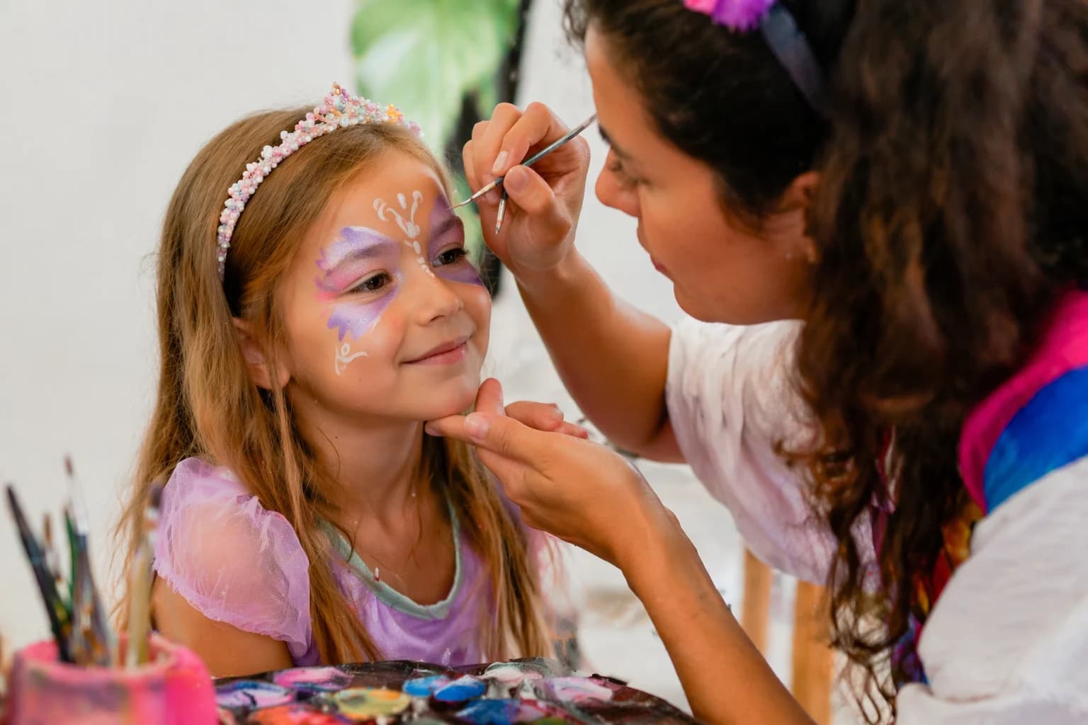 Criança a receber pinturas faciais numa festa infantil em Sintra