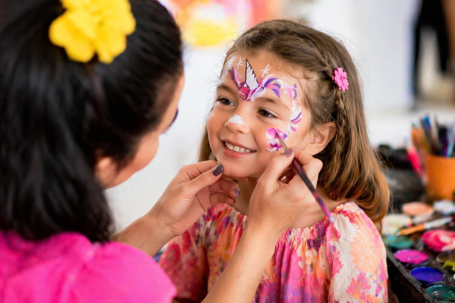 Criança a receber pinturas faciais numa festa infantil em Vila Franca de Xira
