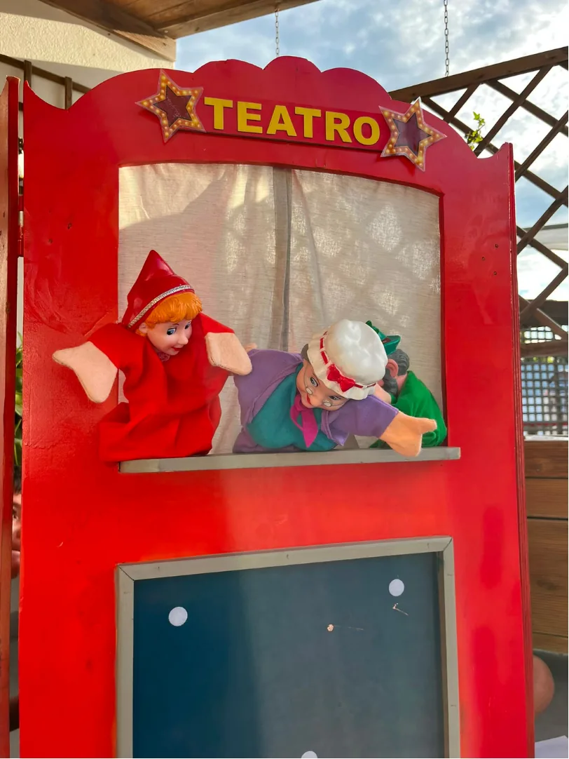 Teatro de fantoches montado ao ar livre numa festa Ludimagia